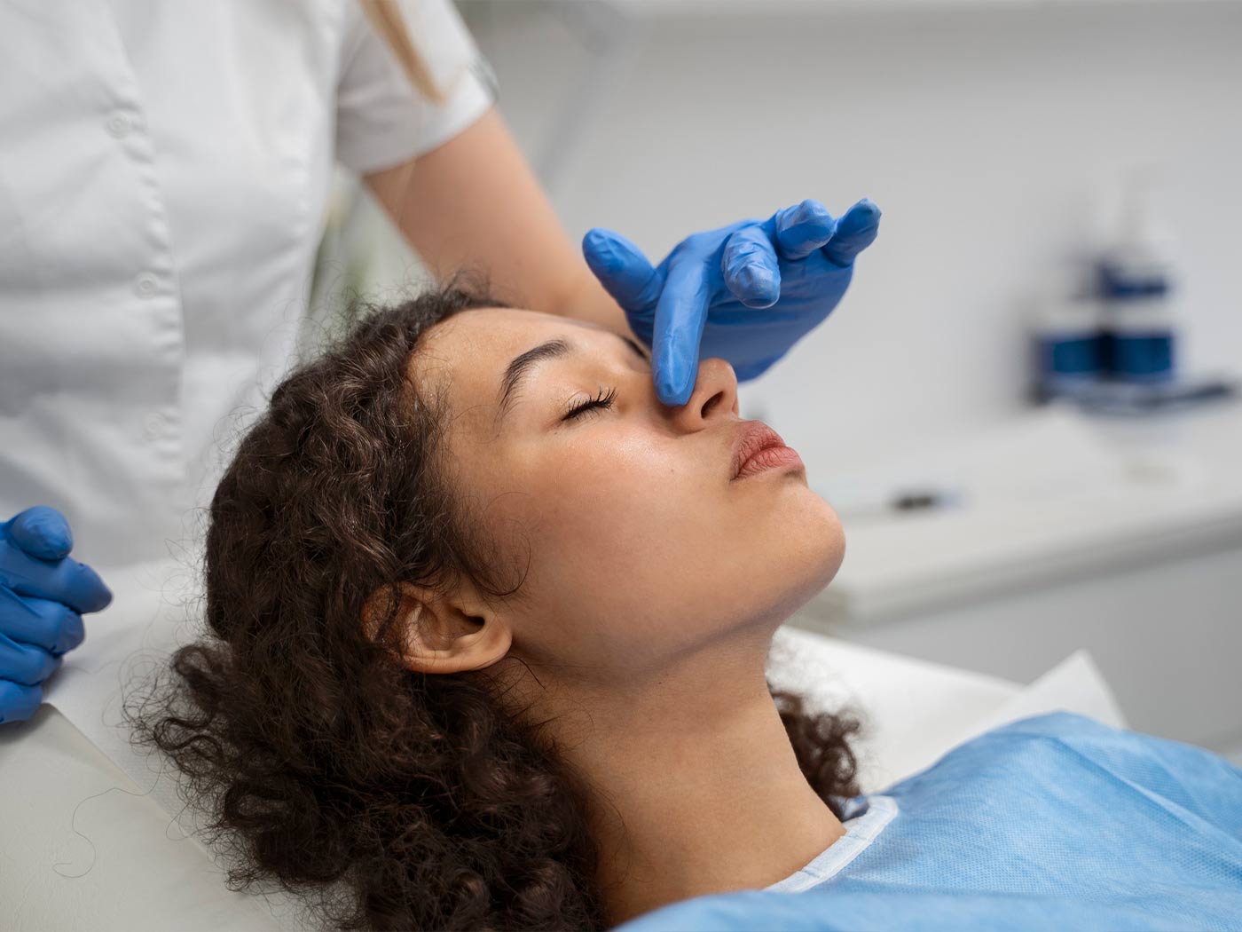 Plastic surgery | Taking out the nasal tampon after surgery